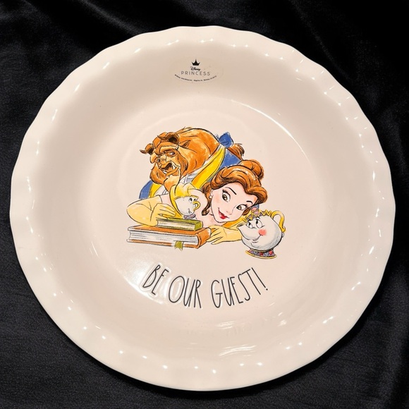 ** SOLD ** Rae Dunn “Be Our Guest” Pie Plate - Picture 1 of 1